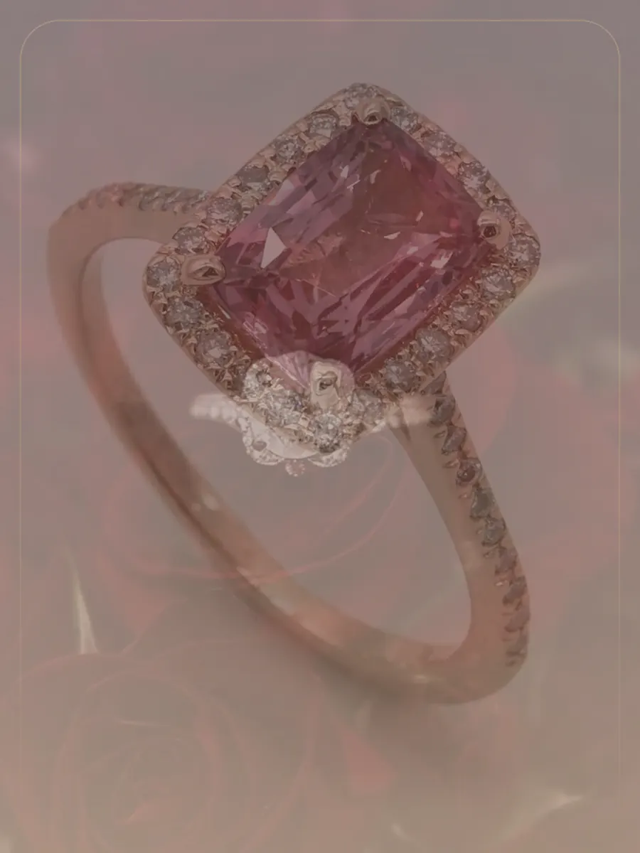 İlk Söz teması için romantik çiçekler arasında ışıltılı yüzük